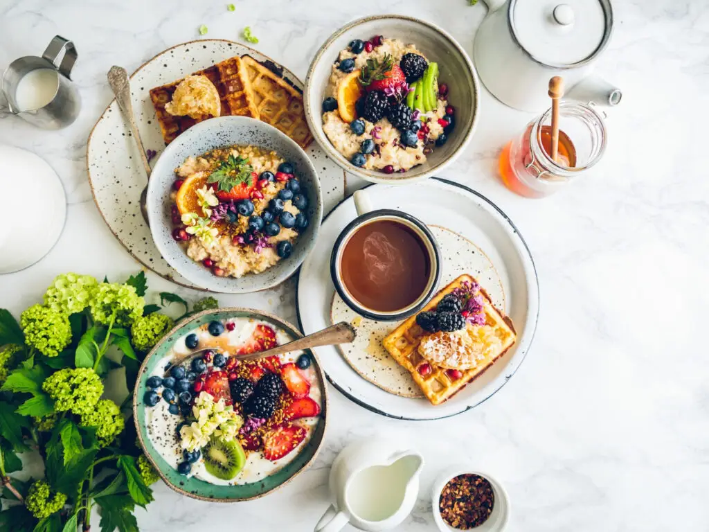 Frühstück auf dem Tisch eines Hotelgastes